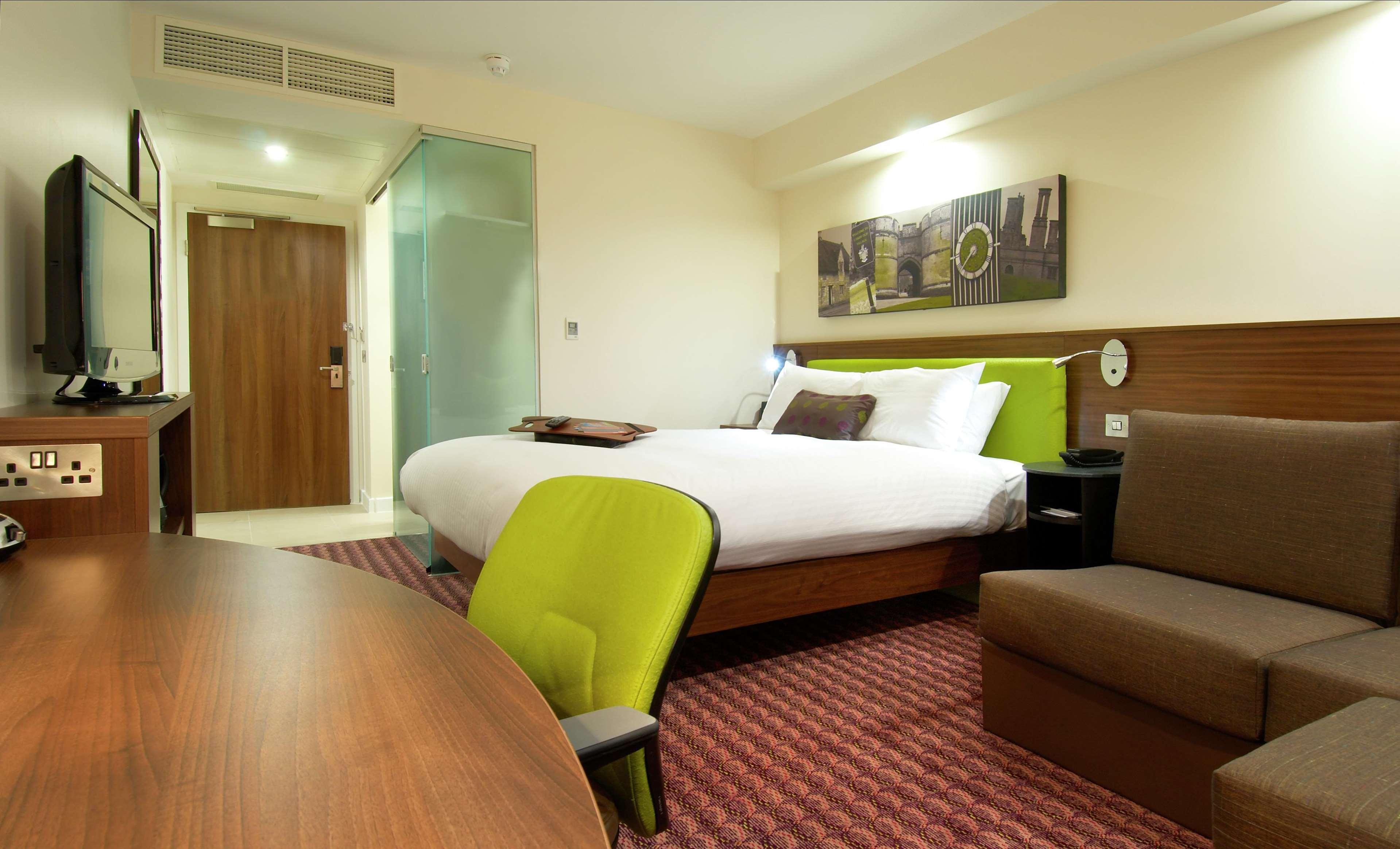 Hampton By Hilton Corby Quarto foto